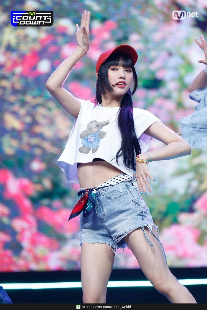 Mimi OH MY GIRL tampil sporty dengan hime haircut yang dipadukan baseball cap merah./ Foto: courtesy of Mnet via kpopping.com