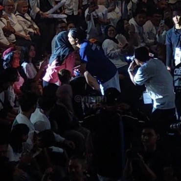 Jarang Tersorot, 7 Momen Langka Duta Sheila On 7 Bucin Peluk & Cium Adelia Lontoh