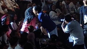 img-title Jarang Tersorot, 7 Momen Langka Duta Sheila On 7 Bucin Peluk & Cium Adelia Lontoh
