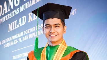 img-title Tanpa Ria Ricis, Ini 7 Momen Teuku Ryan Wisuda S2 Ditemani Anak & Orang Tua