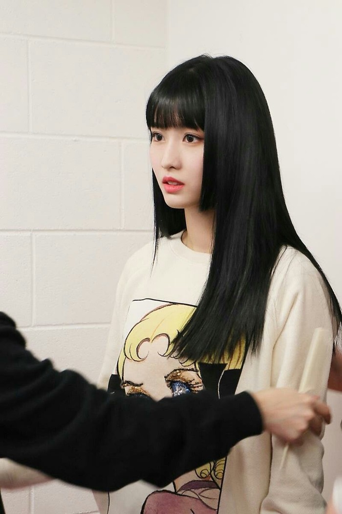Momo TWICE sangat cocok dengan gaya hime haircut yang berasal dari Jepang. Momo bahkan nekat memotong rambutnya tanpa sepengetahuan agensi./ Foto: koreaboo.com