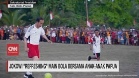 VIDEO: Jokowi 'Refreshing' Main Bola Bersama Anak-anak Papua