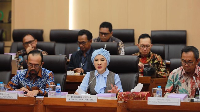 Dirut Pertamina, Nicke Widyawati memaparkan kinerja perseroan dalam Rapat Dengar Pendapat dengan Komisi VII DPR RI di Jakarta, Selasa (21/11).
