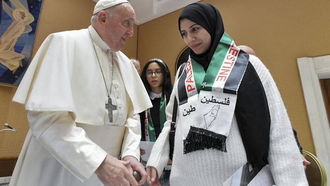 Paus Fransiskus dilaporkan menyebut genosida di Gaza saat bertemu warga Palestina di tengah agresi Israel ke negara tersebut.