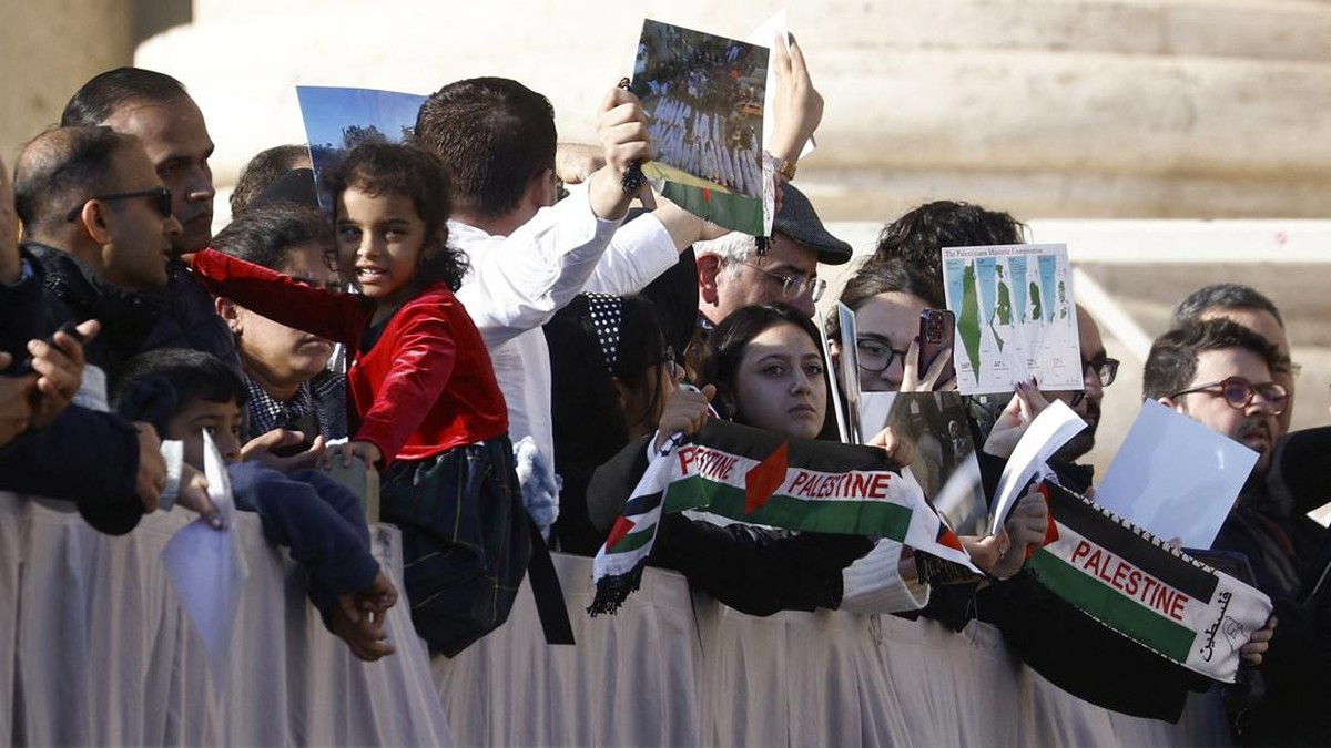 FOTO: Paus Fransiskus Temui Warga Palestina, Ucap Kata-kata Genosida