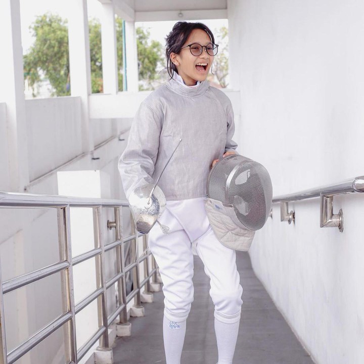 <p>Anak pertama Baim dan Artika Sari Devi, Sarah Abiela Ibrahim, merupakan seorang atlet cabang olahraga anggar. Abbey sempat membawa pulang medali perak dalam kejuaraan Sabre Putri U-14 Kejuprov Anggar DKI Jakarta. "<em>Alhamdulillah</em> medali pertama Abbey, silver medal untuk kelas Sabre Putri U-14 bonus lebam biru di tangan," tutur sang Bunda. (Foto: Instagram: @artikasaridevi)</p>