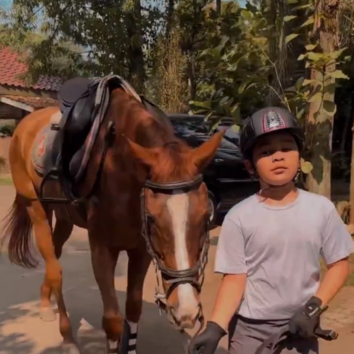 <p>Adam, anak pertama Shireen Sungkar sudah menyukai olahraga kuda sejak kecil. Ketika berlatih, ia menggunakan atribut lengkap mulai dari sarung tangan hingga helm. "Gemes banget dam dudidam <em>MasyaAllah tabarakallah</em>," tulis Shireen. (Foto: Instagram: @shireensungkar)</p>