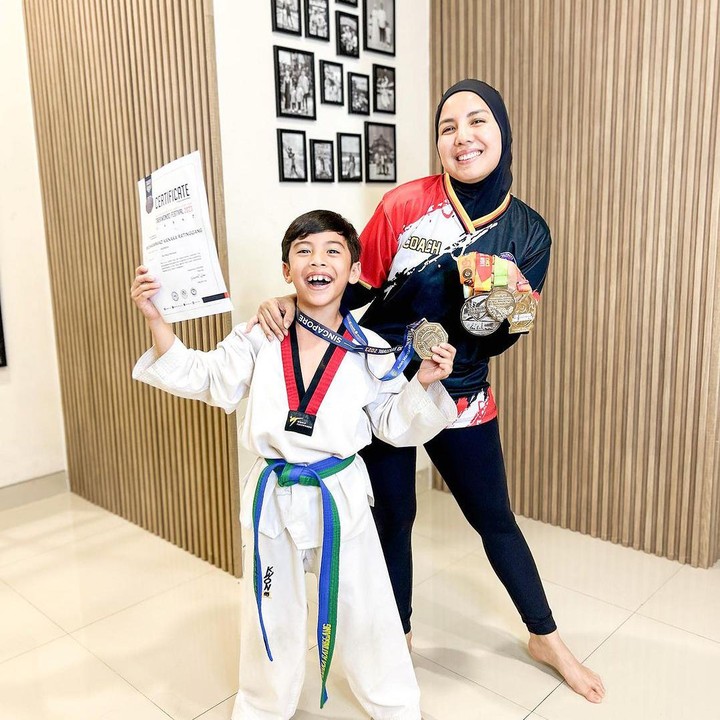 <p>Kanaka anak Tya Ariestya mengikuti jejak sang Bunda dan menjadi atlet taekwondo. Belum lama ini, Kanaka bahkan memenankan beberapa medali dari pertandingan yang diadakan di Singapura, lho. "Total 4 medali dari taekwondo, 3 medali perak dan 1 medali emas," papar Tya seraya mengunggah potret sang anak. (Foto: Instagram: @tya_ariestya)</p>