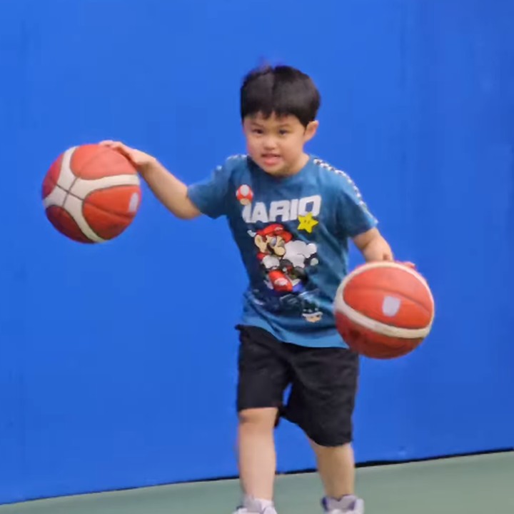 <p>Anak sulung Sandra Dewi, Raphael Moeis, memiliki hobi bermain basket, Bunda. Sandra pun selalu semangat untuk menemani Si Kecil latihan. "Sekarang Rafa lagi belajar teknik sama <em>coach</em> Ray. Shooting gak boleh loncat kakinya, ini dan itu. Kita yang dewasa saja pusing dengarnya tapi anak kecil mengerti," kata Bunda dua anak ini. (Foto: Instagram: @sandradewi88)</p>