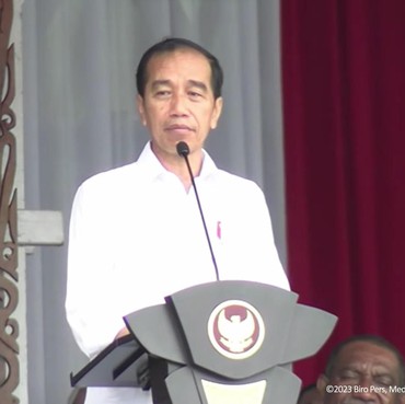 Main Bola Bareng Anak Papua, Presiden Joko Widodo Kebobolan Saat Jadi Kiper