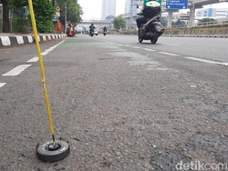 Awas Ban Bocor! Ranjau Jari-jari Payung Bertebaran di Jalan MT Haryono
