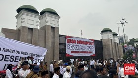 Ratusan Kades Aksi di Depan DPR, Minta RUU Desa Disahkan 5 Desember