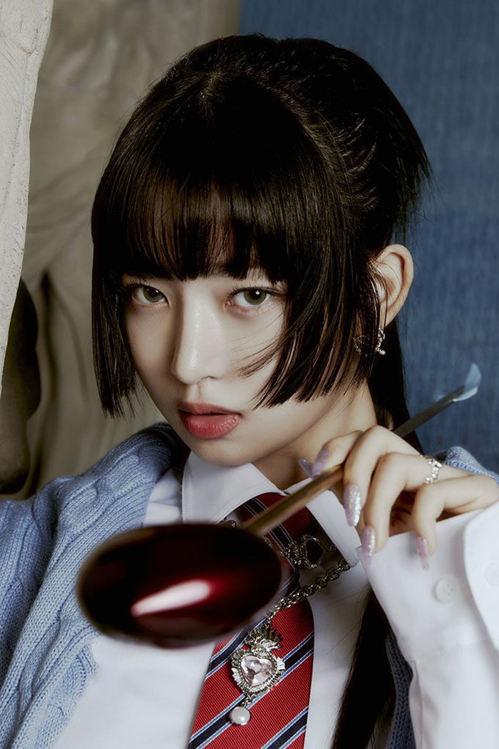 Rei IVE tampil kece dengan hime haircut di era comeback Love Dive. Gaya ini sukses membuat ponytail Rei tampak lebih edgy./ Foto: instagram.com/ivestarship
