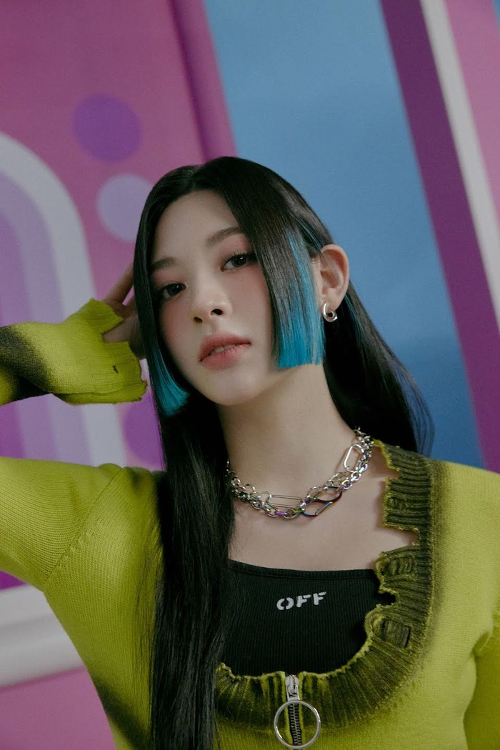 Seeun STAYC tampil bold dengan highlight biru di bagian depan rambutnya./ Foto: High Up Entertainment