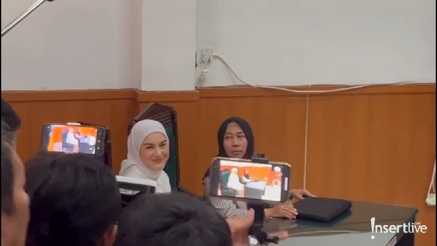 Senyum Irish Bella di Sidang Perceraian dengan Ammar Zoni Senyum Irish Bella di Sidang Perceraian dengan Ammar Zoni