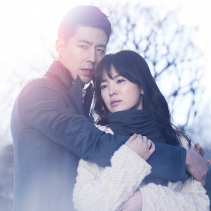 That Winter, The Wind Blows menceritakan Oh Soo, seorang penipu yang pura-pura jadi kakak laki-laki dari seorang ahli waris tunanetra bernama Oh Young, hanya demi mengincar harta warisannya. Tapi, seiring berjalannya waktu, dua karakter yang sama-sama terluka ini malah menemukan cinta sejati di tengah perjuangan emosional mereka.