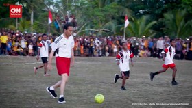 VIDEO: Main Bola Bareng Anak Papua, Jokowi Cetak Gol Lalu Kebobolan