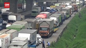 VIDEO: Buruh Tutup Akses Kawasan Industri MM 2100, Tol CIkampek Lumpuh