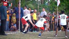 VIDEO: Momen Jokowi Cetak Gol saat Main Bola Bareng Anak Papua
