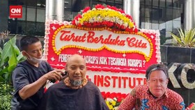 VIDEO: Novel Baswedan Cs Cukur Botak Usai Firli Tersangka