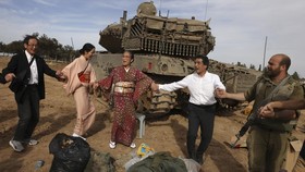 FOTO: Warga Jepang-Tentara Israel Menari Abaikan Derita Palestina