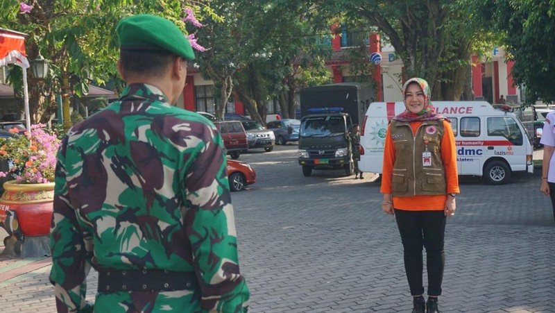 Bupati Klaten, Sri Mulyani, memimpin Apel Siaga Bencana Hidrometeorologi yang digelar di halaman Pendapa Ageng Kabupaten Klaten, Rabu (22/11).