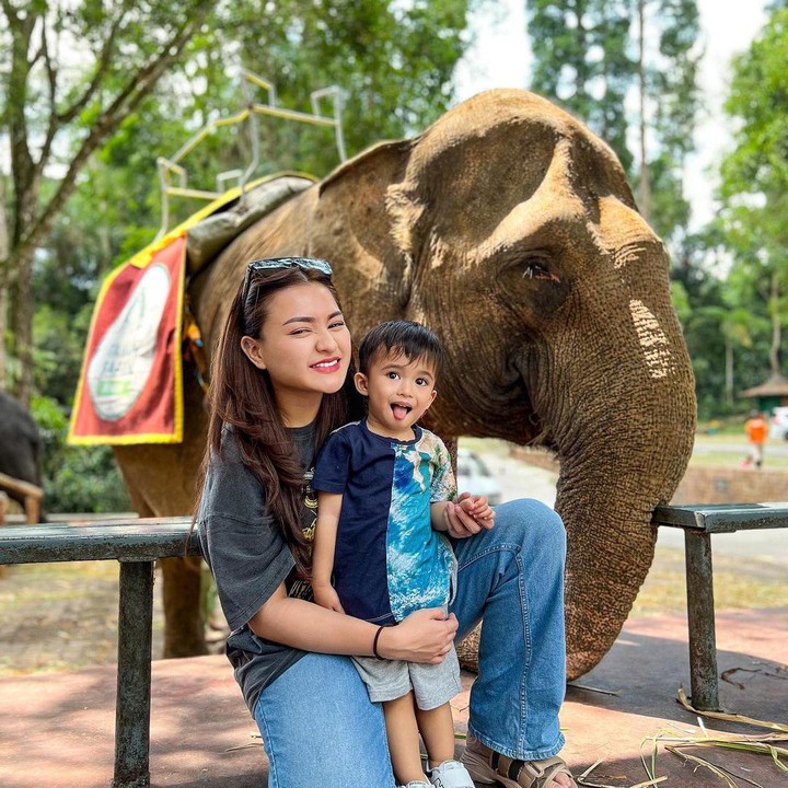 <p>"<em>MasyaAllah</em> Adzam bahagia dan pemberani enggak takut sama binatang. Ini kali kedua Adzam ke Taman Safari. Dulu pertama kali ke Taman Samari bareng sama Oma Gina setelah Adzam ulang tahun. <em>Happy</em> terus bersama Bundamu ya Dzam," kata seorang netizen. "Dede Adzam <em>happy</em> banget," tutur netizen lainnya. (Foto: Instagram: @nathalieholscher)</p>