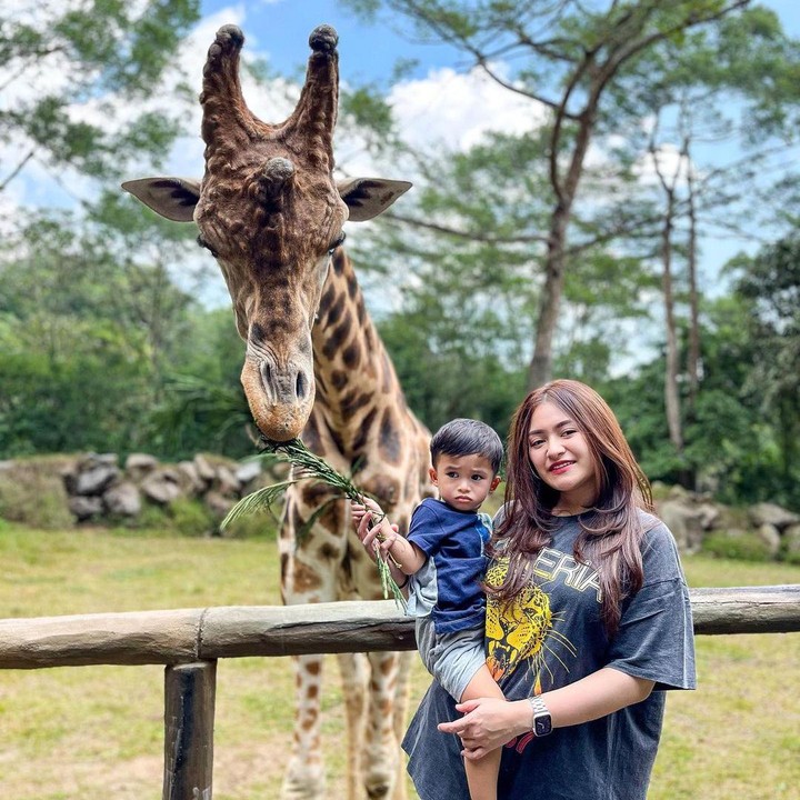 <p>Melihat dari laman Instagram Nathalie, terlihat Adzam terlihat berinteraksi langsung dengan beberapa hewan mulai dari jerapah hingga gajah. Adzam juga berkesempatan memberi mereka makan, lho. (Foto: Instagram: @nathalieholscher)</p>