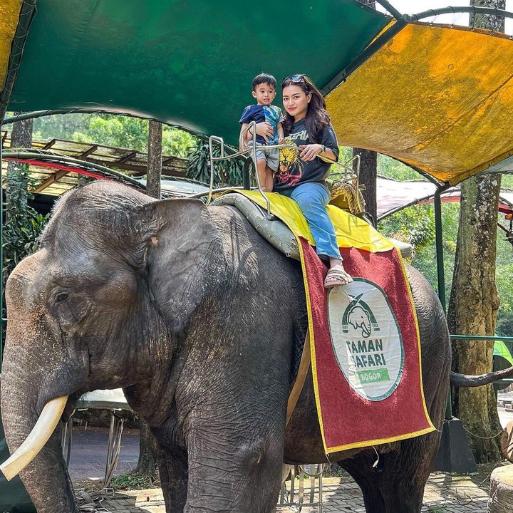 <p>Tak hanya perkembangan sang anak, Nathalie juga sering memperlihatkan momennya bersama Adzam. Belum lama ini, keduanya bahkan mengunjungi kebun binatang Taman Safari. (Foto: Instagram: @nathalieholscher)</p>