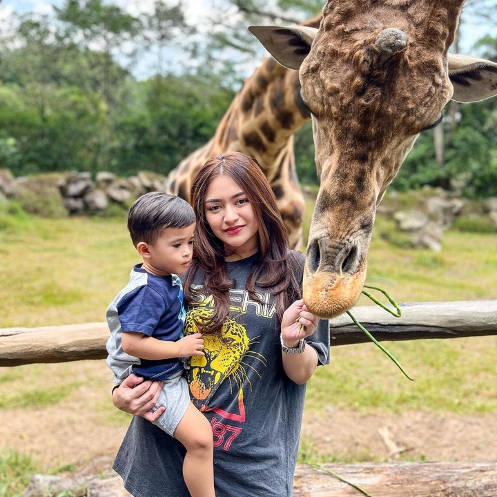 <p>Banyak netizen yang menyebut Adzam terlihat sangat bahagia ketika bermain dengan binatang-binatang di tempat wisata nih, Bunda. Mereka juga menyebut Adzam adalah anak yang pemberani. (Foto: Instagram: @nathalieholscher)</p>