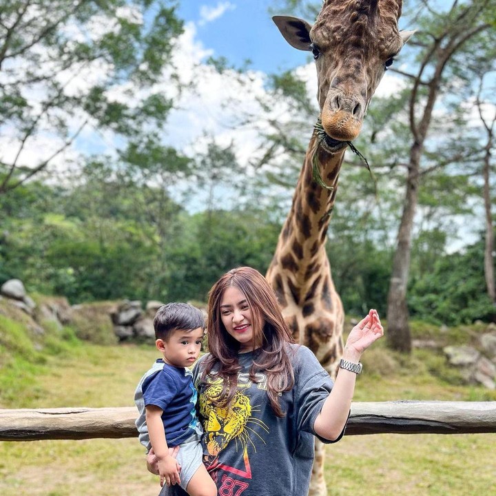 <p>"Cuma bisa bilang, Bunda sayang Adzam," tulis Nathalie untuk melengkapi momen kebersamaan mereka, diikuti dengan emotikon hati. (Foto: Instagram: @nathalieholscher)</p>