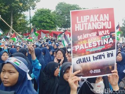 Gelar Aksi Bela Palestina, Warga Klaten Salat Gaib di Tengah Hujan