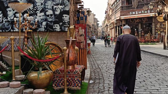 Tulisan ini soal sisi lain Kota Kairo, tepatnya al-Mu'iz Street atau Jalan al-Mu'iz. Menyusuri Jalan al-Mu'iz yang menyimpan sejarah lintas peradaban Islam.