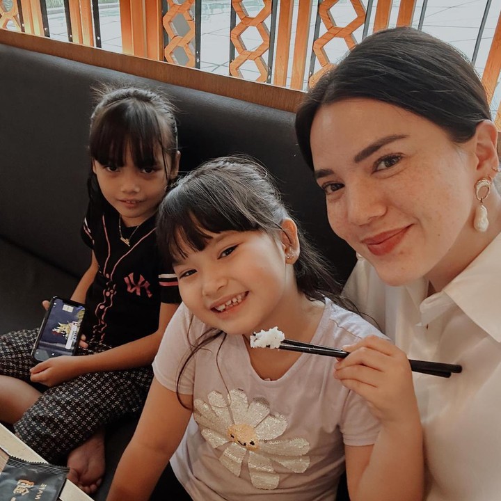 <p>Tak hanya itu, ia turut membawa serta anak-anak. Di sana, mereka terlihat happy nih, Bunda. Melalui kolom <em>caption,</em> Alice juga meninggalkan keterangan panjang. Intinya, momen kebersamaan ini terasa amat berharga baginya. (Foto: Instagram @alicenorin)<br /><br /><br /></p>