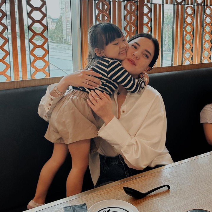 <p>Unggahan ini kemudian mendapat beragam reaksi. Melalui kolom komentar, netizen meninggalkan kalimat positif, lho. "Nice family," ujar akun @benabd****.(Foto: Instagram @alicenorin)<br /><br /><br /></p>