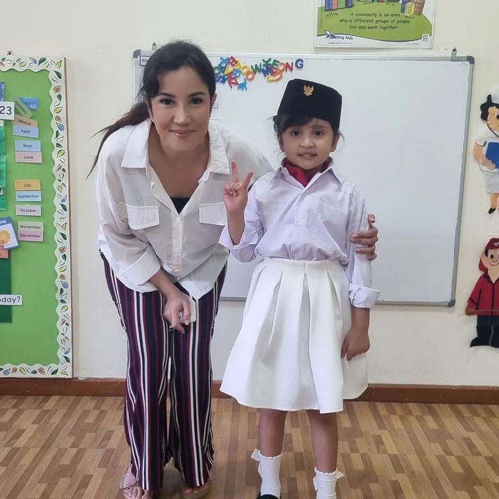 <p>Di sekolahnya, Kylie juga aktif mengikuti kegiatan seperti menjadi petugas upacara bendera. "Acara sekolah Kylie hari ini, menanamkan kecintaannya akan Indonesia menyambut hari kemerdekaan yang ke-78," tulis sang ibunda. (Foto: Instagram@andisorayabeatrix)</p>