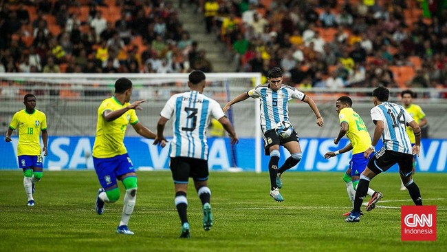 Argentina untuk sementara berhasil memimpin 1-0 atas Brasil pada babak pertama perempat final Piala Dunia U-17 2023, Jumat (24/11).