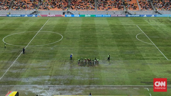 Pertandingan perempat final Piala Dunia U-17 2023 antara Brasil vs Argentina di JIS terpaksa ditunda 15 menit karena lapangan tergenang air.