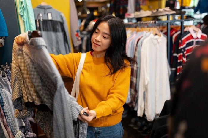 Tips Cerdas Berburu 'Harta Karun' di Toko Thrifting