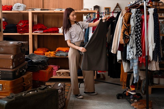 Tips Cerdas Berburu 'Harta Karun' di Toko Thrifting