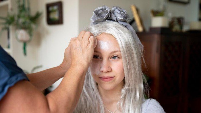 TikTok Hack! Tampilan Bak 'Beauty Filter' dengan Cat Putih sebagai Primer Makeup