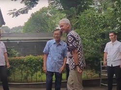 Ganjar Sambangi Kediaman Boediono, Bahas Apa?