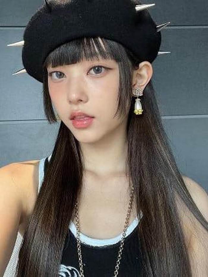 Gaya manis Haerin NewJeans yang memadukan hime haircut dan beret hat ini bisa banget kamu contek, Beauties!/ Foto: allkpop.com
