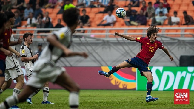 Jose Maria Lana, pelatih Spanyol U-17, tampak gusar setelah kalah 0-1 dari Jerman di perempat final Piala Dunia U-17 2023.