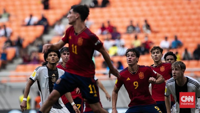Pemain-pemain Spanyol U-17 tak bisa menahan sedih setelah tersingkir di babak delapan besar Piala Dunia U-17 2023, Jumat (24/11).
