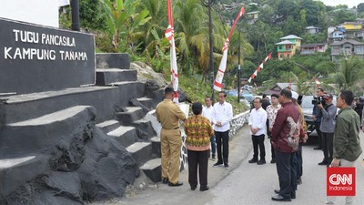 Jokowi membubuhkan tanda tangannya di prasasti saat meresmikan Tugu Pancasila Kampung Tanama di Kabupaten Fakfak, Papua Barat.