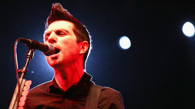 Mantan vokalis Anti-Flag, Justin Sane, dituding lakukan pelecehan seksual kepada terapis. Gugatan diajukan ke Pengadilan Tinggi New York.