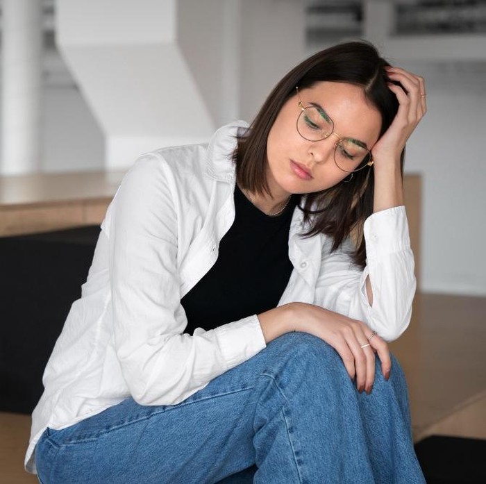 Meskipun orang-orang yang berkelas juga mengalami berbagai emosi, namun mereka cenderung meredam reaksi mereka di depan umum seperti tidak berteriak, menjerit, atau menangis.