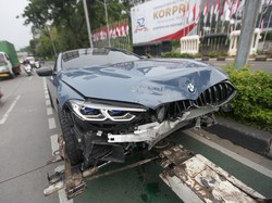 Penyebab Mobil Mewah BMW Hantam Pembatas Busway: Sopir Ngebut