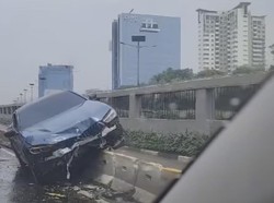 Ngilu! Mobil BMW Seharga Rp 2,9 Miliar Remuk Hantam Separator Busway